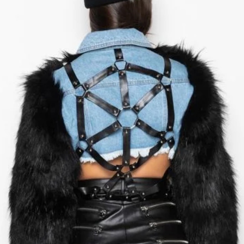Akira Crop Jean Jacket With Faux Fur Sleeves In Black & Faux Leather Harness XL - Picture 2 of 11